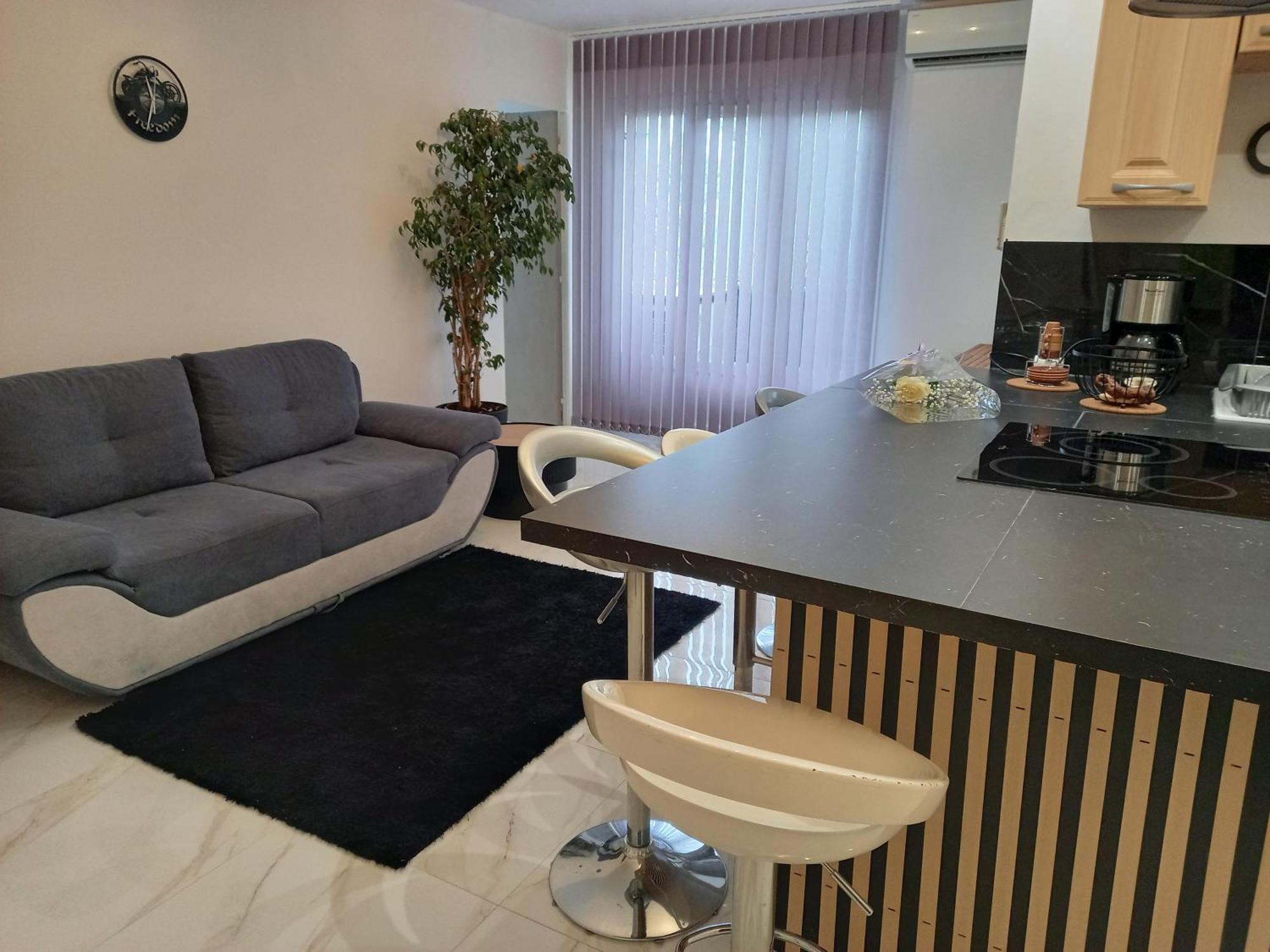F2 Apartment *